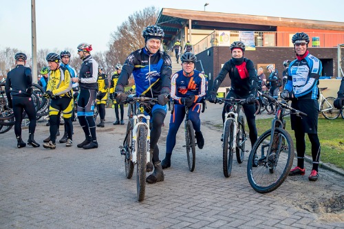 Mountainbike club Asten bij NWC Asten voor de deur