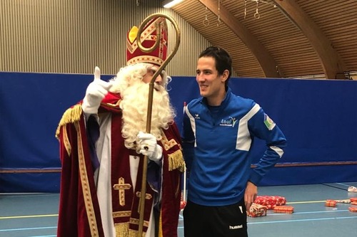 Sinterklaas geeft uitleg aan buurtsportcoach 